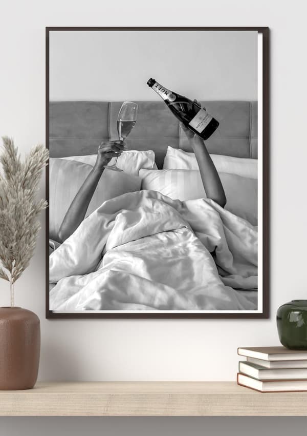 Vin på säng Poster – Modern Väggkonst i Hög Kvalitet | Fotopapper 30×40 cm / 50×70 cm | Sovrumsdekor & Presentidé