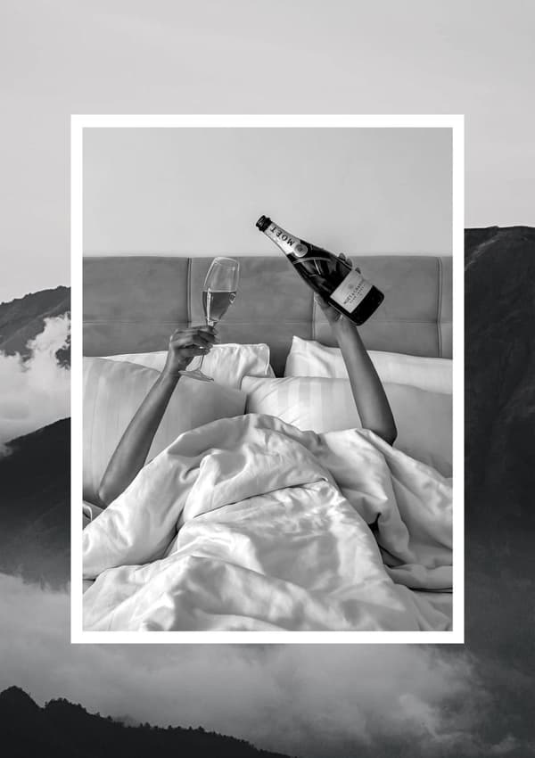 Vin på säng Poster – Modern Väggkonst i Hög Kvalitet | Fotopapper 30×40 cm / 50×70 cm | Sovrumsdekor & Presentidé