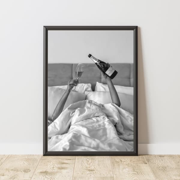 Vin på säng Poster – Modern Väggkonst i Hög Kvalitet | Fotopapper 30×40 cm / 50×70 cm | Sovrumsdekor & Presentidé
