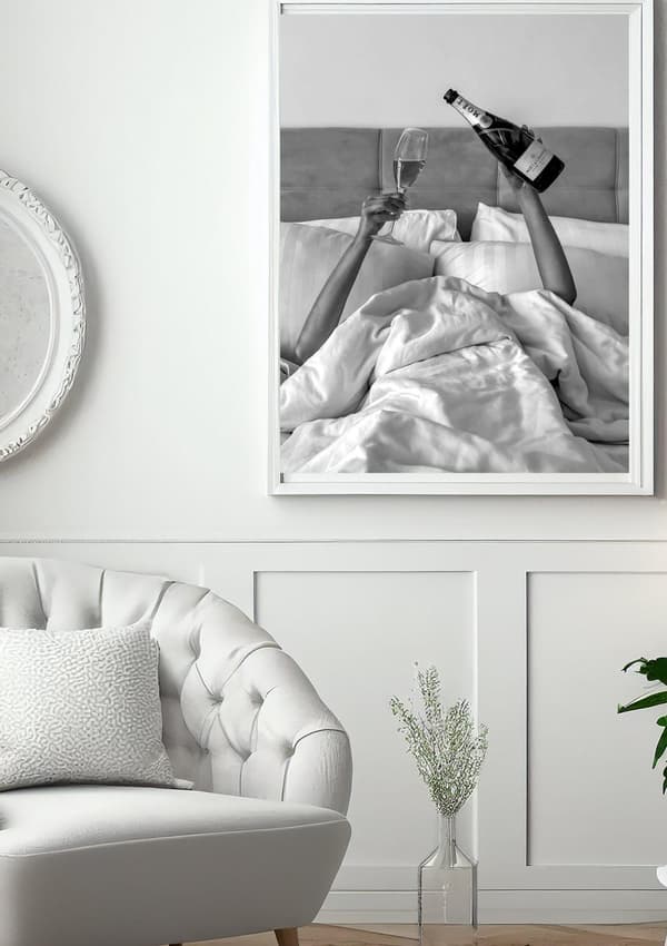 Vin på säng Poster – Modern Väggkonst i Hög Kvalitet | Fotopapper 30×40 cm / 50×70 cm | Sovrumsdekor & Presentidé