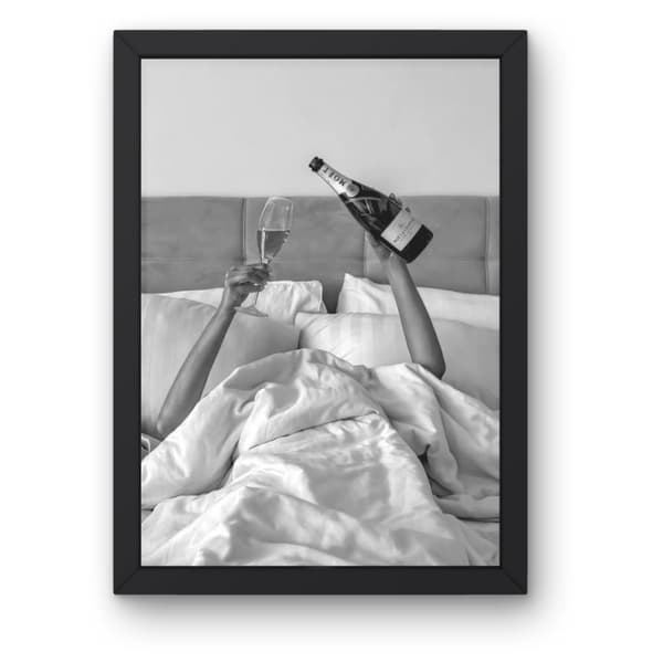 Vin på säng Poster – Modern Väggkonst i Hög Kvalitet | Fotopapper 30×40 cm / 50×70 cm | Sovrumsdekor & Presentidé