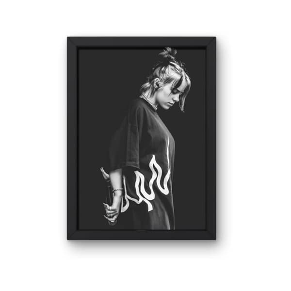 Billie Eilish Svartvit Affisch – Musikikon på Högkvalitativt Fotopapper 260g Storlek 50x70 cm