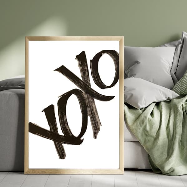 Vit XOXO Poster – Stilren Typografi i Minimalistisk Design