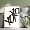 Miniatyrbillede 3 af 6: Vit XOXO Poster – Stilren Typografi i Minimalistisk Design