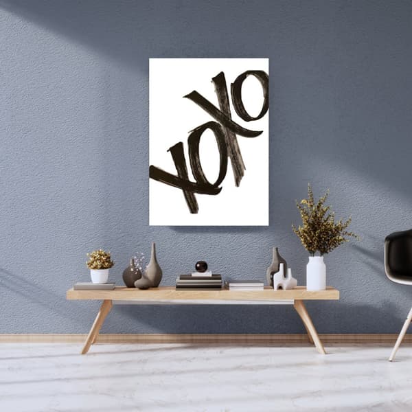 Vit XOXO Poster – Stilren Typografi i Minimalistisk Design