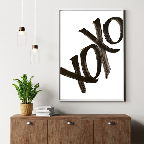 Vit XOXO Poster – Stilren Typografi i Minimalistisk Design