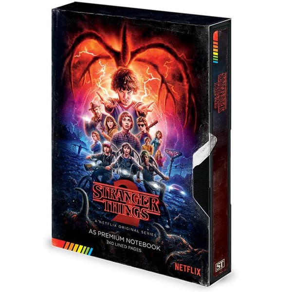 Anteckningsbok - Stranger Things 2 - ser ut som en VHS