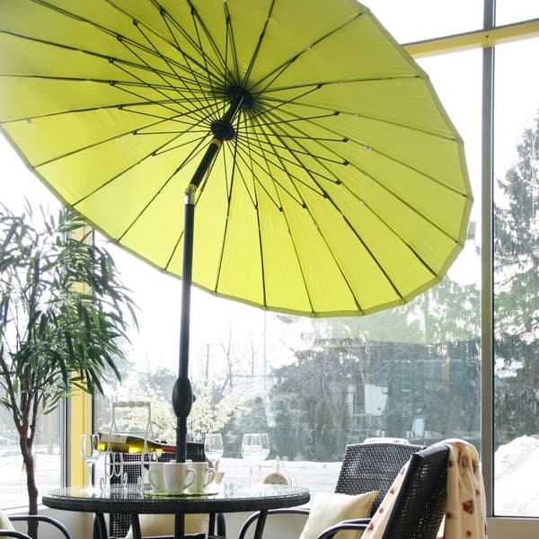 Aurinkovarjo SHANGHAI 2,13m, musta alurunko, vihreä varjokangas, veivillä avattava