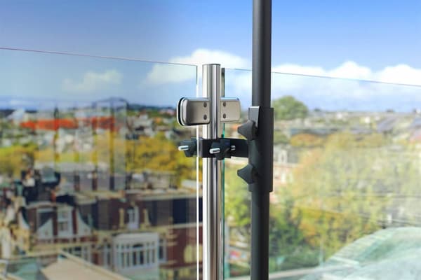Parasollhållare med vertikalt fäste för runda balustrader - PLATINUM svart Homms