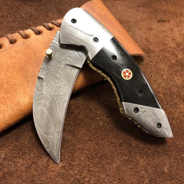 Handgjord kniv - unik och vacker damscus / damaskus fällkniv / jaktkniv