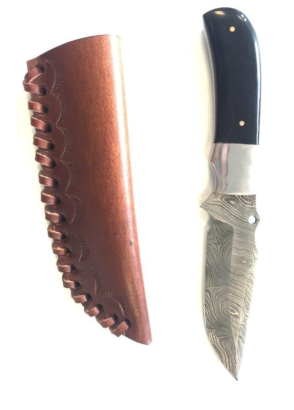 UNIQUE HANDMADE DAMASCUS HUNTING KNIFE WITH HORN HANDLE