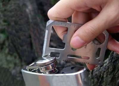 Käytännöllinen 7-in-1 Camping Survival Kit kätevässä säilytyspussissa