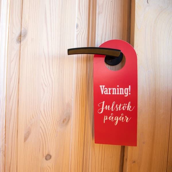 Dörrskylt Julstök / Inslagning pågår Röd &amp; Svart