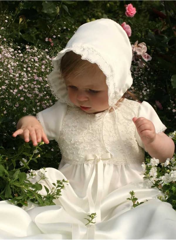 Dopklänning Grace of Sweden, Grace-Madde med kort ärm och hätta