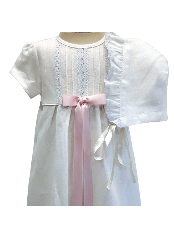 Dopklänning med dophätta, kort ärm, ljus-rosa rosett. Grace of Sweden