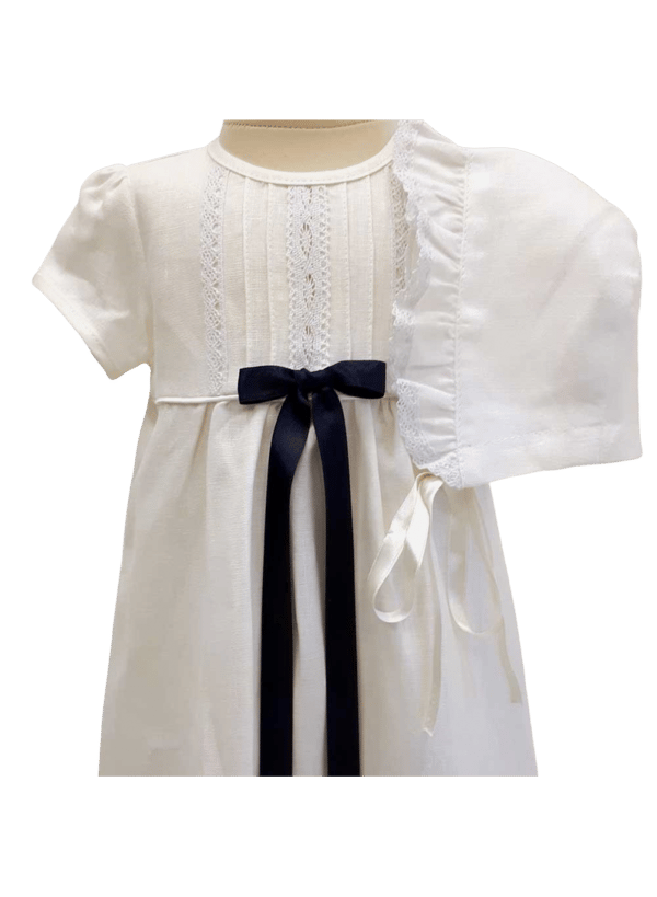 Dopklänning med dophätta, kort ärm, ljus-rosa rosett. Grace of Sweden