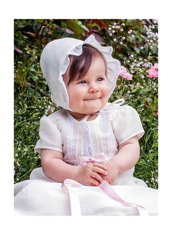 Dopklänning med dophätta, kort ärm, ljus-rosa rosett. Grace of Sweden