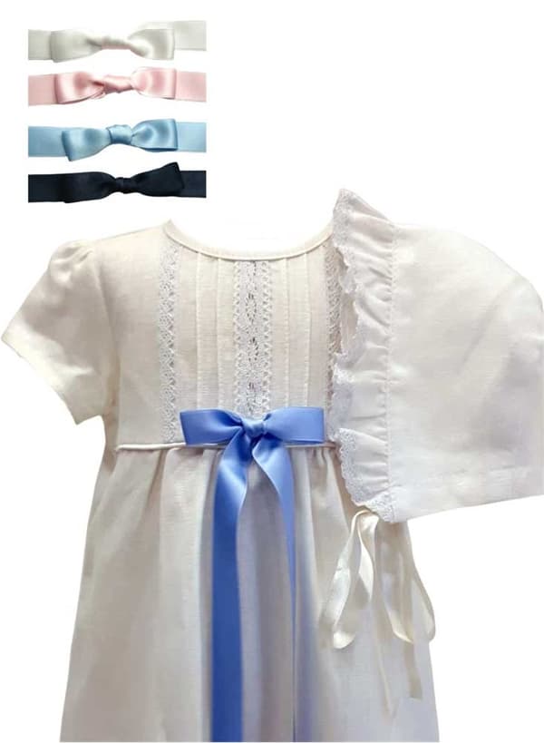 Dopklänning med dophätta, kort ärm, ljus-rosa rosett. Grace of Sweden
