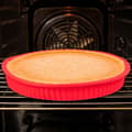 Miniatyrbild 2 av 6: Relaxdays Rund silikonbakform 25 cm med non-stick beläggning, värmebeständig pro paj quiche, röd