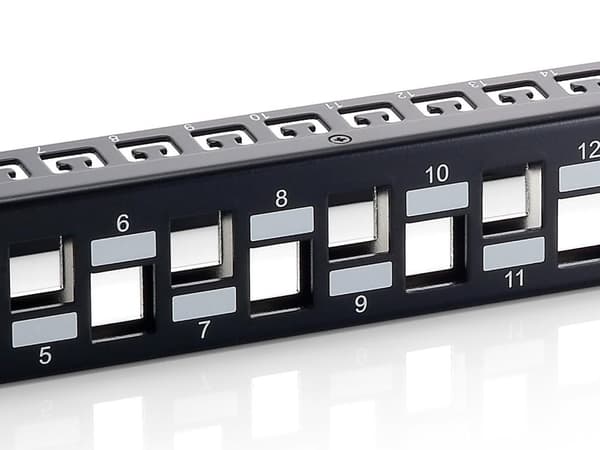 Varusta patch panel 24 porttia RJ45 Cat6a 19 tuumaa 1U suojattu, musta