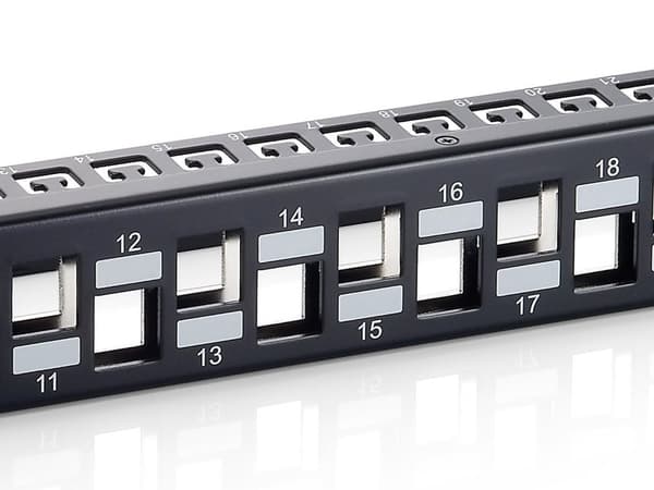 Varusta patch panel 24 porttia RJ45 Cat6a 19 tuumaa 1U suojattu, musta