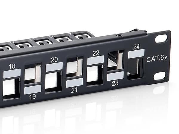 Varusta patch panel 24 porttia RJ45 Cat6a 19 tuumaa 1U suojattu, musta