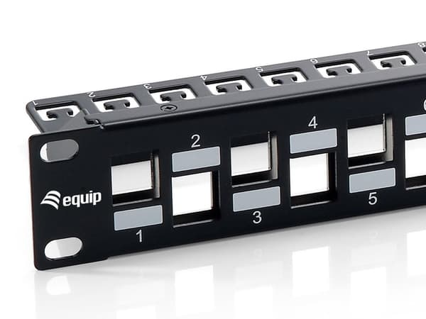 Varusta patch panel 24 porttia RJ45 Cat6a 19 tuumaa 1U suojattu, musta