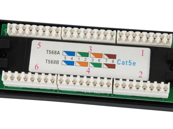 Utrusta Patch panel 24x RJ45 Cat5e 19" 1U svart