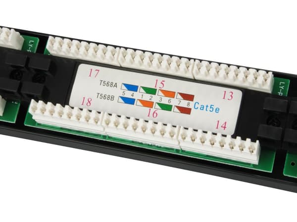 Utrusta Patch panel 24x RJ45 Cat5e 19" 1U svart