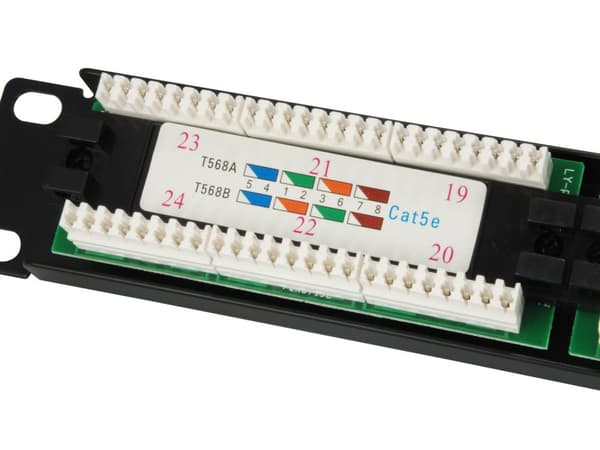 Utrusta Patch panel 24x RJ45 Cat5e 19" 1U svart