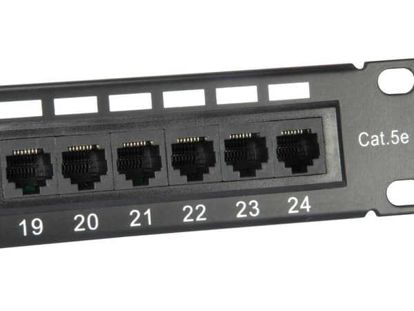 Utrusta Patch panel 24x RJ45 Cat5e 19" 1U svart