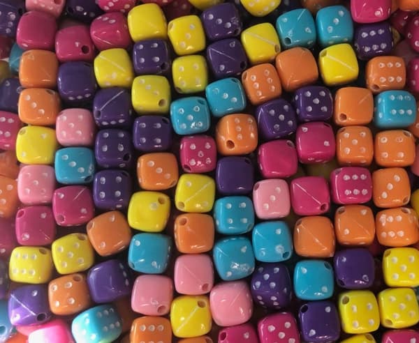 80 tärningar svarta och färg mix