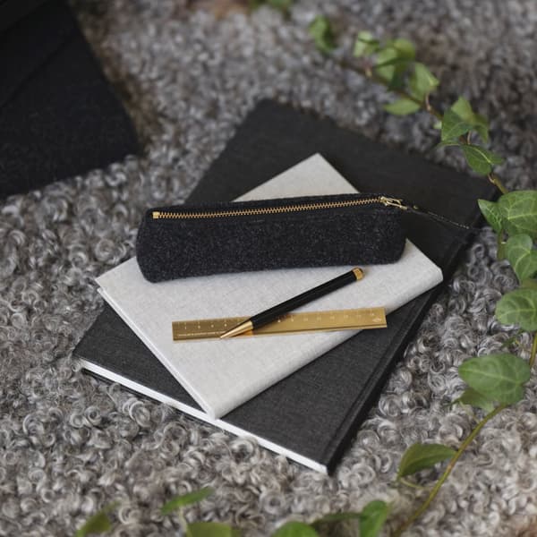 Pennfodral i ekologisk ull Black 20 cm P.A.P & PAPERSTYLE