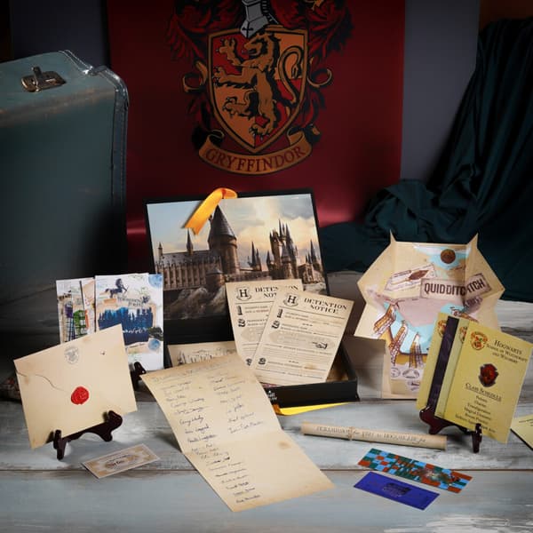 Wizarding World - Harry Potter - Set med inbjudningsbrev till Hogwarts