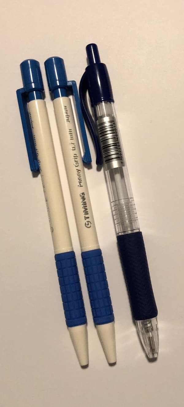 1 bläckpenna och 2 stiftpennor