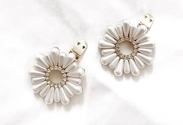 2 st / 1 par Guld Skosmycken Skoklämmor Shoe Clips med Vita Pärlor