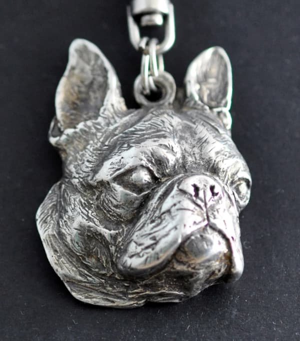 Boston Terrier, Boston Bull Terrier - hopeoitu avaimenperä koiralla lahjarasiassa, käsilaukun koristelu, reppuriipus Art-Dogilta