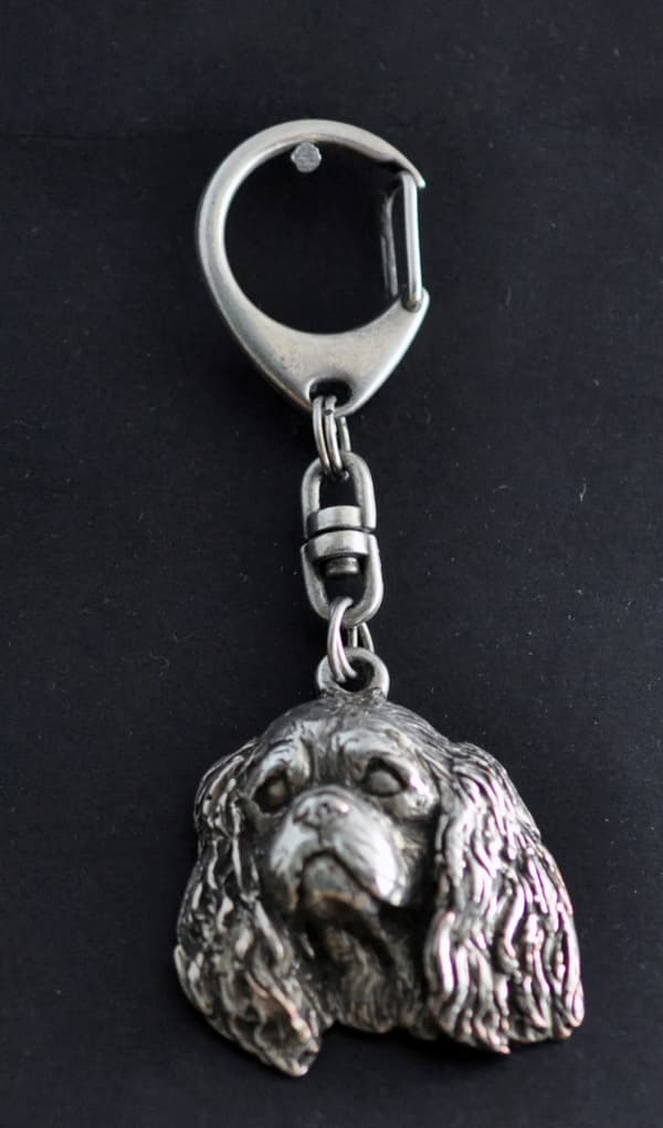 Cavalier King Charles Spaniel I - hopeoitu avaimenperä koiralla lahjarasiassa, käsilaukun koristelu, reppuriipus by Art-Dog