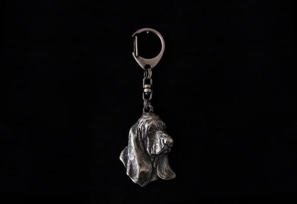 Basset Hound II - silverpläterad nyckelring med en hund i presentförpackning, handväska dekoration, ryggsäckshänge från Art-Dog