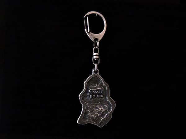 Basset Hound II - silverpläterad nyckelring med en hund i presentförpackning, handväska dekoration, ryggsäckshänge från Art-Dog
