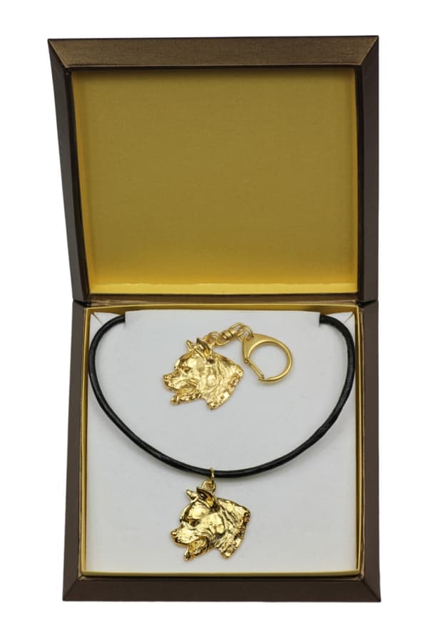 American Staffordshire terrier, Amstaff, Amstaf I - nyckelring och halsband med hund i låda, högkvalitativ guldpläterad produkt, Art-Dog varumärke