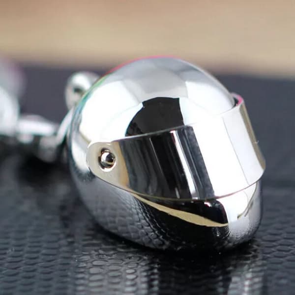 HJÄLM SILVER METALL nyckelring hänge | Originalgåva