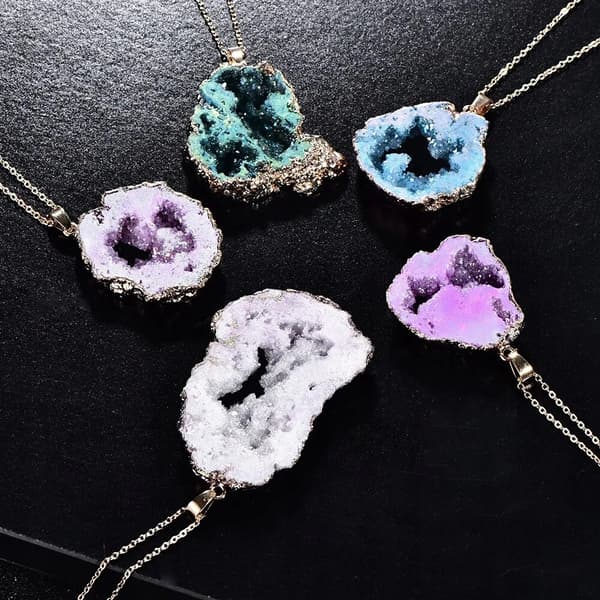 HALSBAND Naturlig GEODE Kristall MINERALER Amulett 2,5-3,5 cm BLÅ