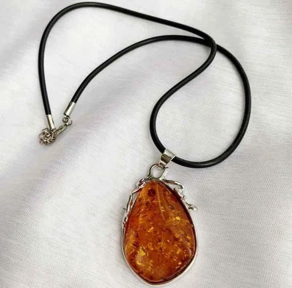 Feminine necklace in two colors