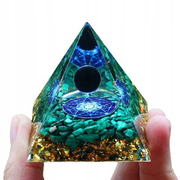ORGONIITTIPYRAMIDI +LED-LAMPUNJALA 5cm KRISTALLIKIVET AMULETTI 5cm HX19