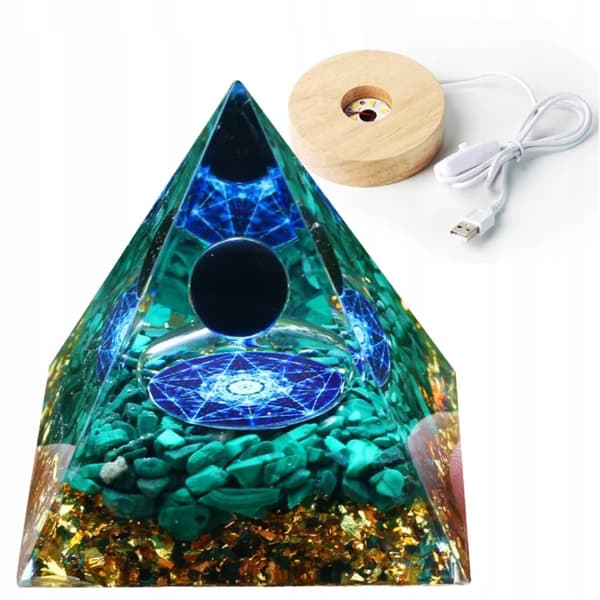 ORGONIITTIPYRAMIDI +LED-LAMPUNJALA 5cm KRISTALLIKIVET AMULETTI 5cm HX19