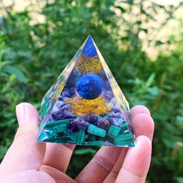 ORGONIITTIPYRAMIDI +LED-LAMPUNJALA 5cm KRISTALLIKIVET AMULETTI 5cm HX21