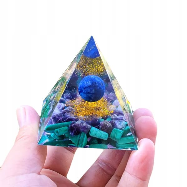 ORGONIITTIPYRAMIDI +LED-LAMPUNJALA 5cm KRISTALLIKIVET AMULETTI 5cm HX21
