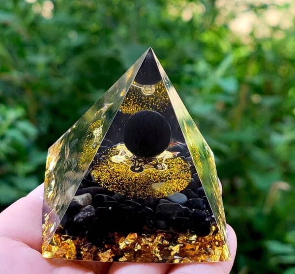 ORGONIT Pyramid + LED Lampbas 5cm Kristallstenar Amulett 5cm HX20
