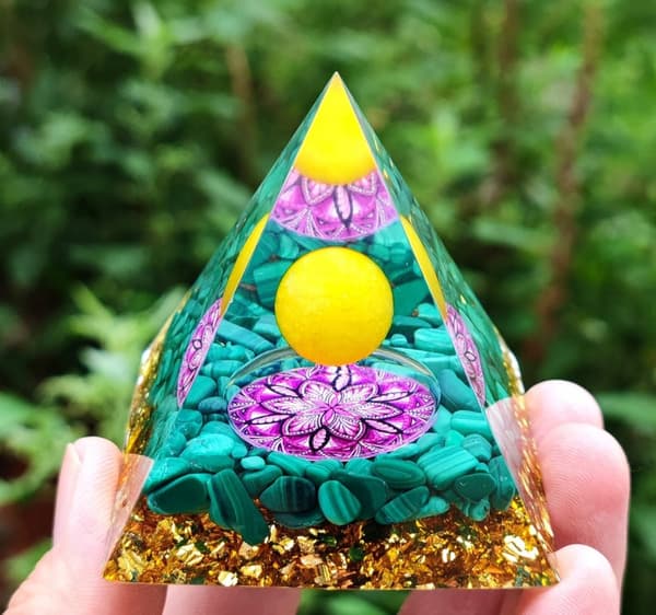ORGONIT Pyramide + LED Lampebase 5cm Krystalsten Amulet 5cm HX15